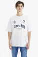 Polera hombre blanca slim con estampado gráfico al frente que dice Never Sold Express Yourself en estilo gótico negro
