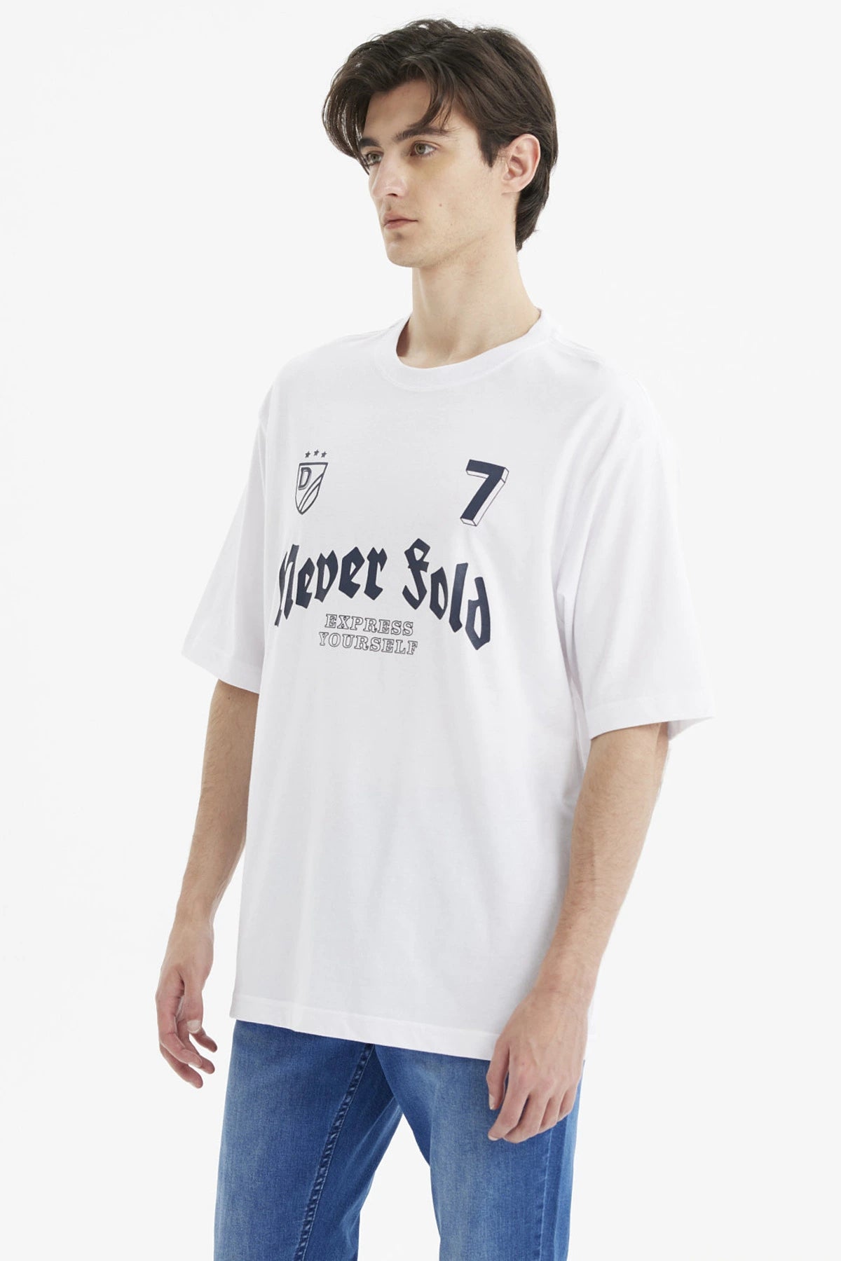 Polera hombre blanca slim con estampado gráfico al frente que dice Never Sold Express Yourself en estilo gótico negro