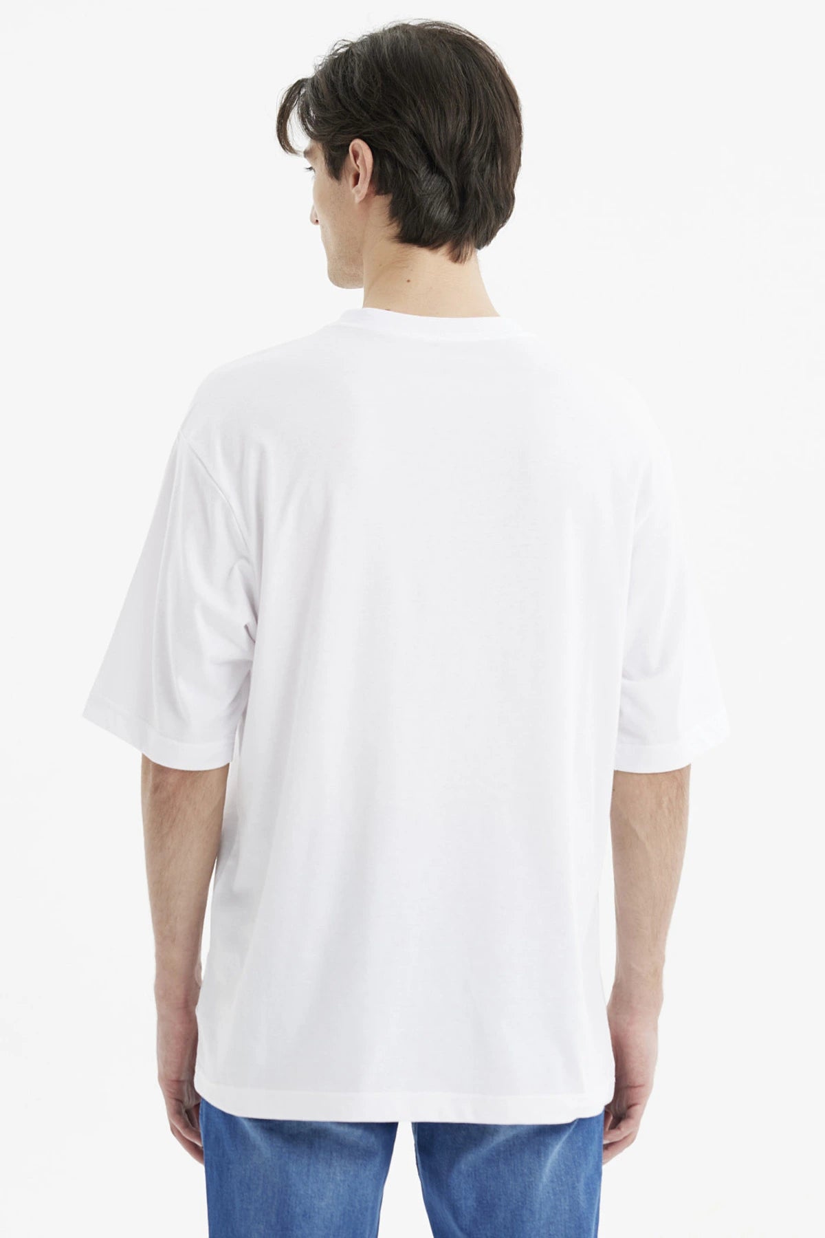 Polera hombre blanca slim con estampado gráfico al frente que dice Never Sold Express Yourself en estilo gótico negro