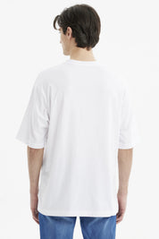 Polera hombre blanca slim con estampado gráfico al frente que dice Never Sold Express Yourself en estilo gótico negro