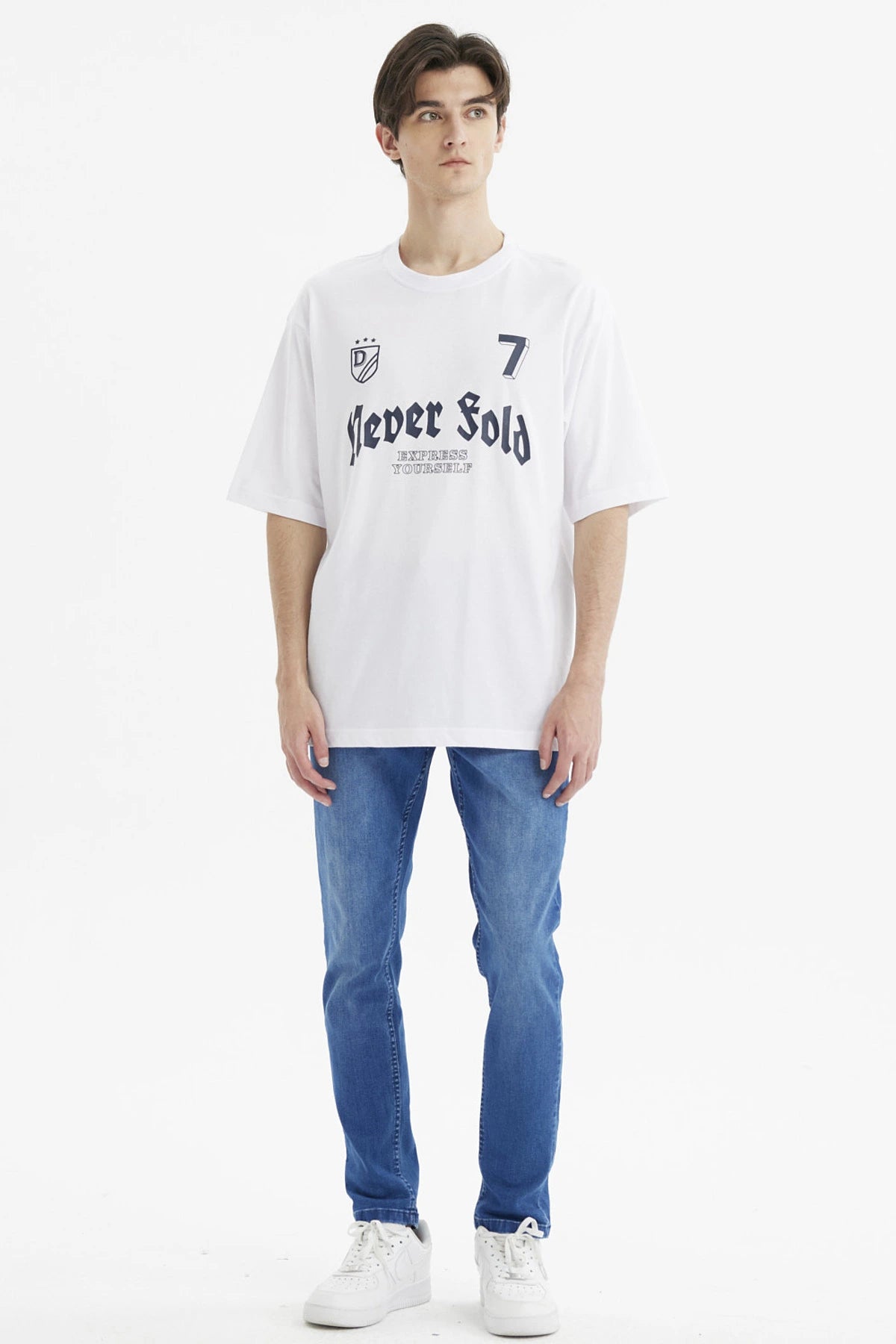 Polera hombre blanca slim con estampado gráfico al frente que dice Never Sold Express Yourself en estilo gótico negro
