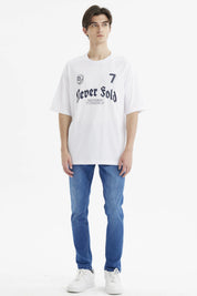 Polera hombre blanca slim con estampado gráfico al frente que dice Never Sold Express Yourself en estilo gótico negro