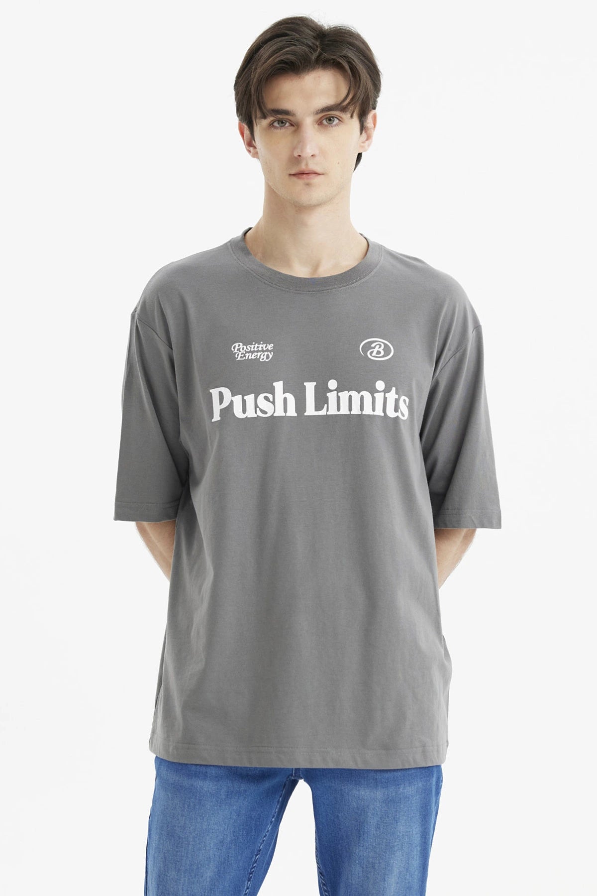 Polera slim marengo con texto Push Limits en el pecho estilo casual y relajado ideal para el día a día