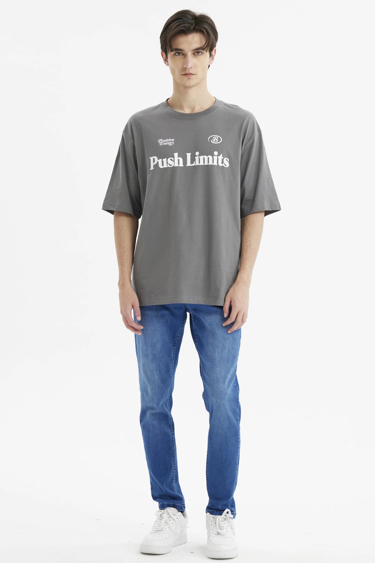Polera slim marengo con texto Push Limits en el pecho estilo casual y relajado ideal para el día a día