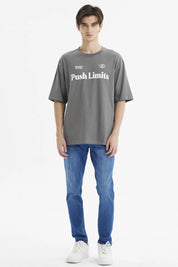 Polera slim marengo con texto Push Limits en el pecho estilo casual y relajado ideal para el día a día