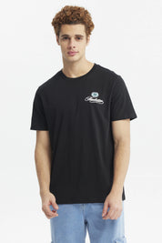 Polera negra para hombre de corte slim con estampado pequeño en el pecho que dice Manhattan en estilo cursivo elegante