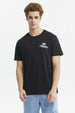 Polera negra para hombre de corte slim con estampado pequeño en el pecho que dice Manhattan en estilo cursivo elegante