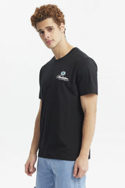 Polera negra para hombre de corte slim con estampado pequeño en el pecho que dice Manhattan en estilo cursivo elegante