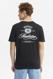 Polera negra para hombre de corte slim con estampado pequeño en el pecho que dice Manhattan en estilo cursivo elegante