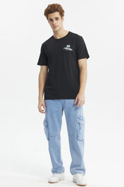 Polera negra para hombre de corte slim con estampado pequeño en el pecho que dice Manhattan en estilo cursivo elegante