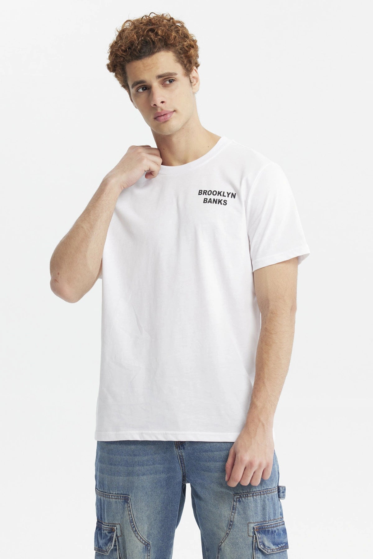 Polera blanca hombre slim con texto Brooklyn Banks en el pecho diseño minimalista y corte moderno