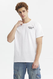 Polera blanca hombre slim con texto Brooklyn Banks en el pecho diseño minimalista y corte moderno