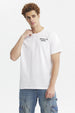 Polera blanca hombre slim con texto Brooklyn Banks en el pecho diseño minimalista y corte moderno