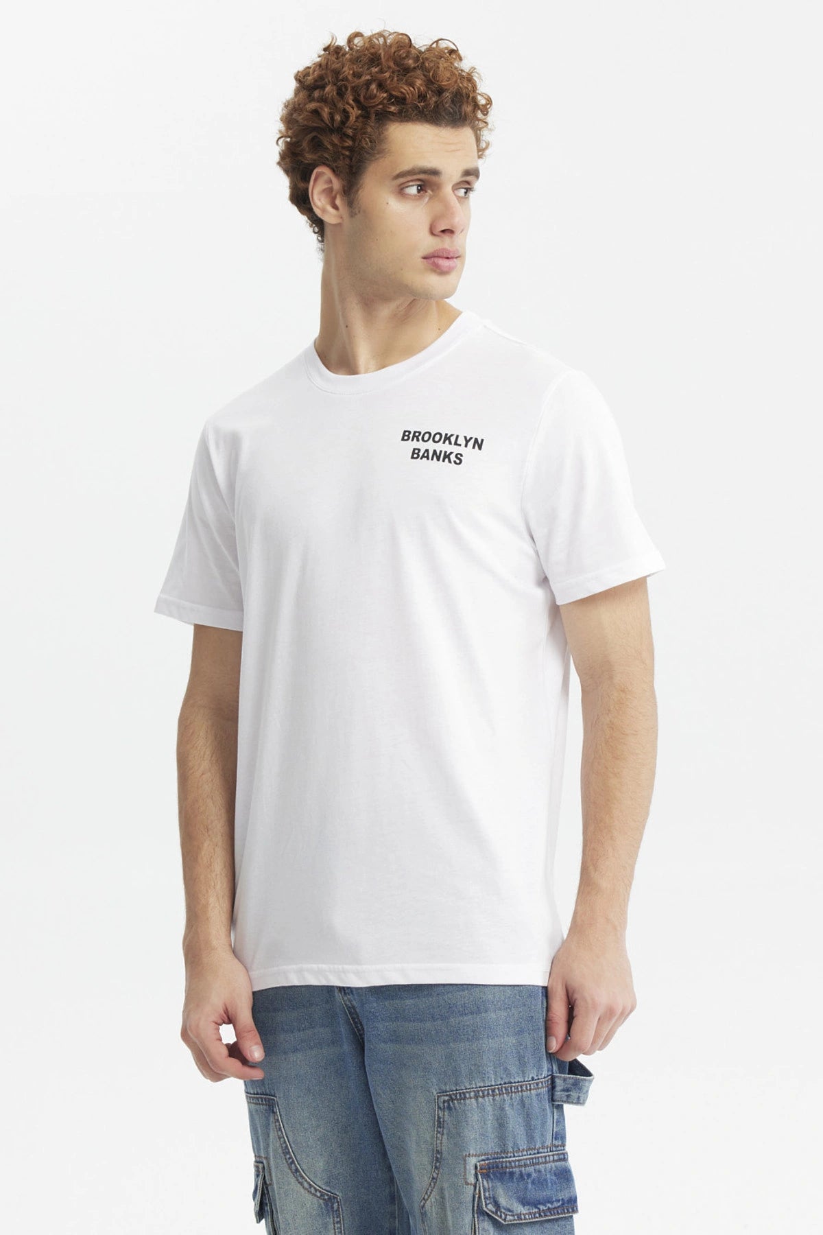Polera blanca hombre slim con texto Brooklyn Banks en el pecho diseño minimalista y corte moderno