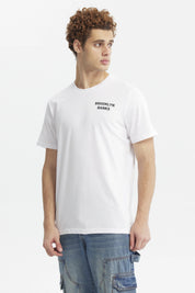 Polera blanca hombre slim con texto Brooklyn Banks en el pecho diseño minimalista y corte moderno