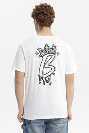 Polera blanca hombre slim con texto Brooklyn Banks en el pecho diseño minimalista y corte moderno