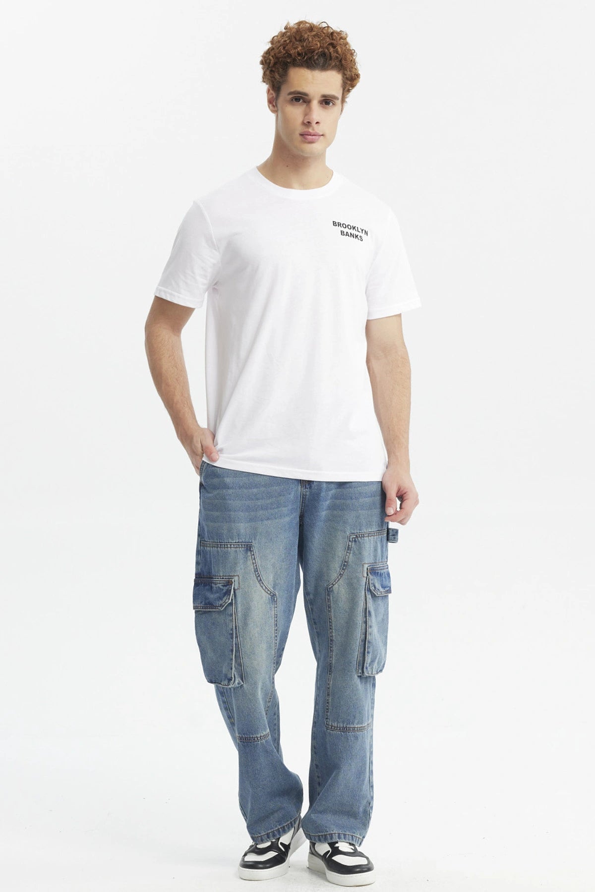 Polera blanca hombre slim con texto Brooklyn Banks en el pecho diseño minimalista y corte moderno