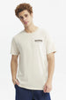 Polera slim beige hombre con texto Seattle en el pecho diseño urbano minimalista y fondo liso