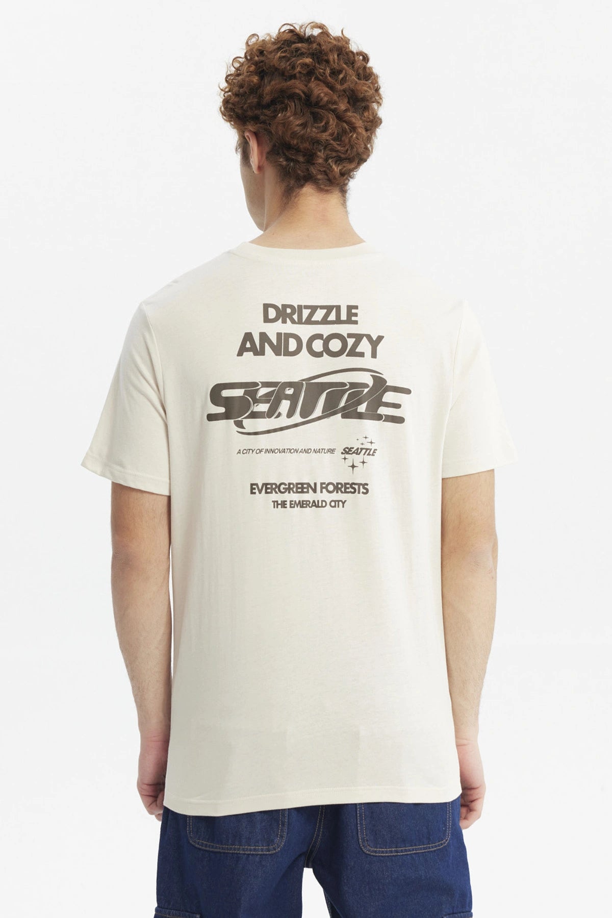 Polera slim beige hombre con texto Seattle en el pecho diseño urbano minimalista y fondo liso