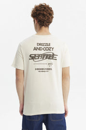 Polera slim beige hombre con texto Seattle en el pecho diseño urbano minimalista y fondo liso