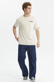 Polera slim beige hombre con texto Seattle en el pecho diseño urbano minimalista y fondo liso