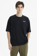 Polera negra slim para hombre con texto Freedom Trail en el pecho estilo minimalista casual y fondo blanco liso