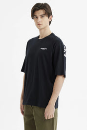 Polera negra slim para hombre con texto Freedom Trail en el pecho estilo minimalista casual y fondo blanco liso