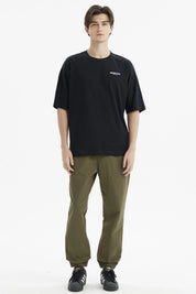 Polera negra slim para hombre con texto Freedom Trail en el pecho estilo minimalista casual y fondo blanco liso