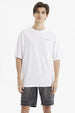 Polera hombre slim blanca con texto azul claro Millennium Park en el pecho estilo minimalista y diseño liso