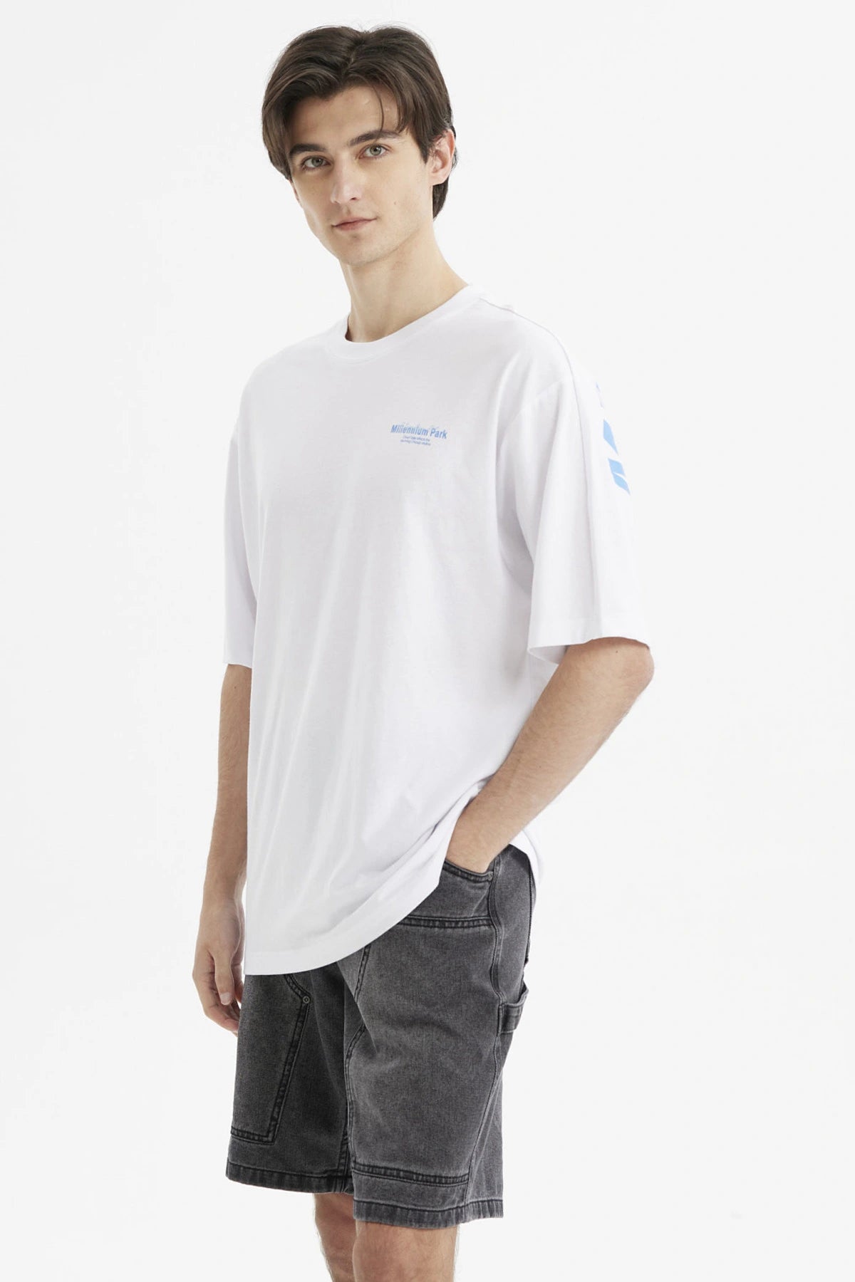 Polera hombre slim blanca con texto azul claro Millennium Park en el pecho estilo minimalista y diseño liso