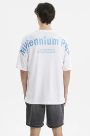 Polera hombre slim blanca con texto azul claro Millennium Park en el pecho estilo minimalista y diseño liso