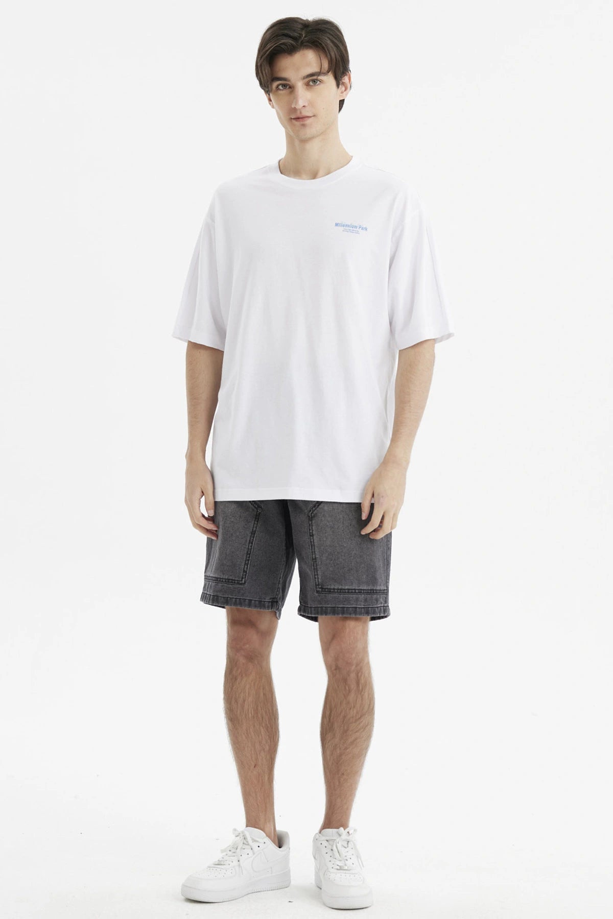 Polera hombre slim blanca con texto azul claro Millennium Park en el pecho estilo minimalista y diseño liso