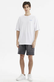 Polera hombre slim blanca con texto azul claro Millennium Park en el pecho estilo minimalista y diseño liso