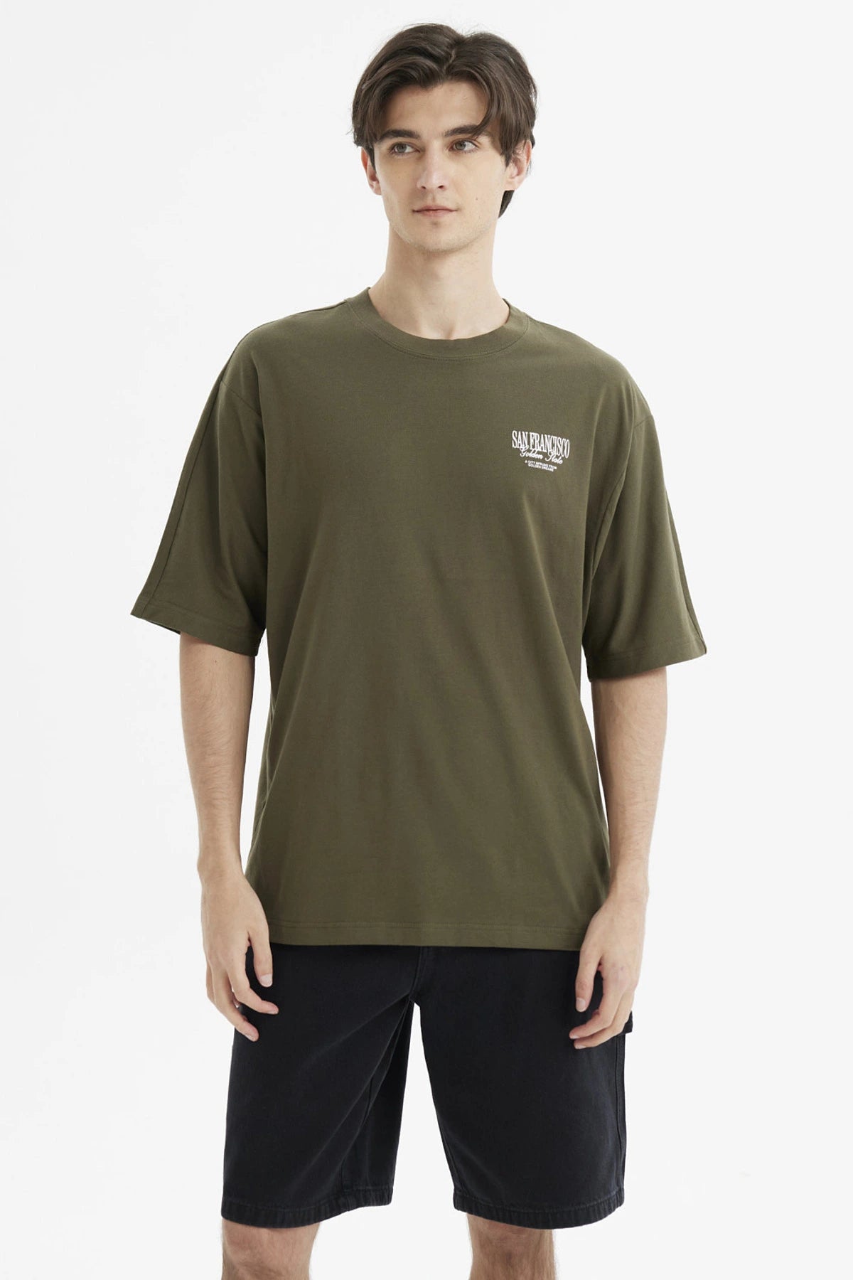 Polera slim verde militar para hombre con texto blanco San Francisco en el pecho estilo urbano y relajado