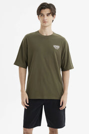 Polera slim verde militar para hombre con texto blanco San Francisco en el pecho estilo urbano y relajado