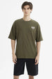 Polera slim verde militar para hombre con texto blanco San Francisco en el pecho estilo urbano y relajado