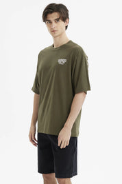 Polera slim verde militar para hombre con texto blanco San Francisco en el pecho estilo urbano y relajado