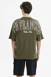 Polera slim verde militar para hombre con texto blanco San Francisco en el pecho estilo urbano y relajado