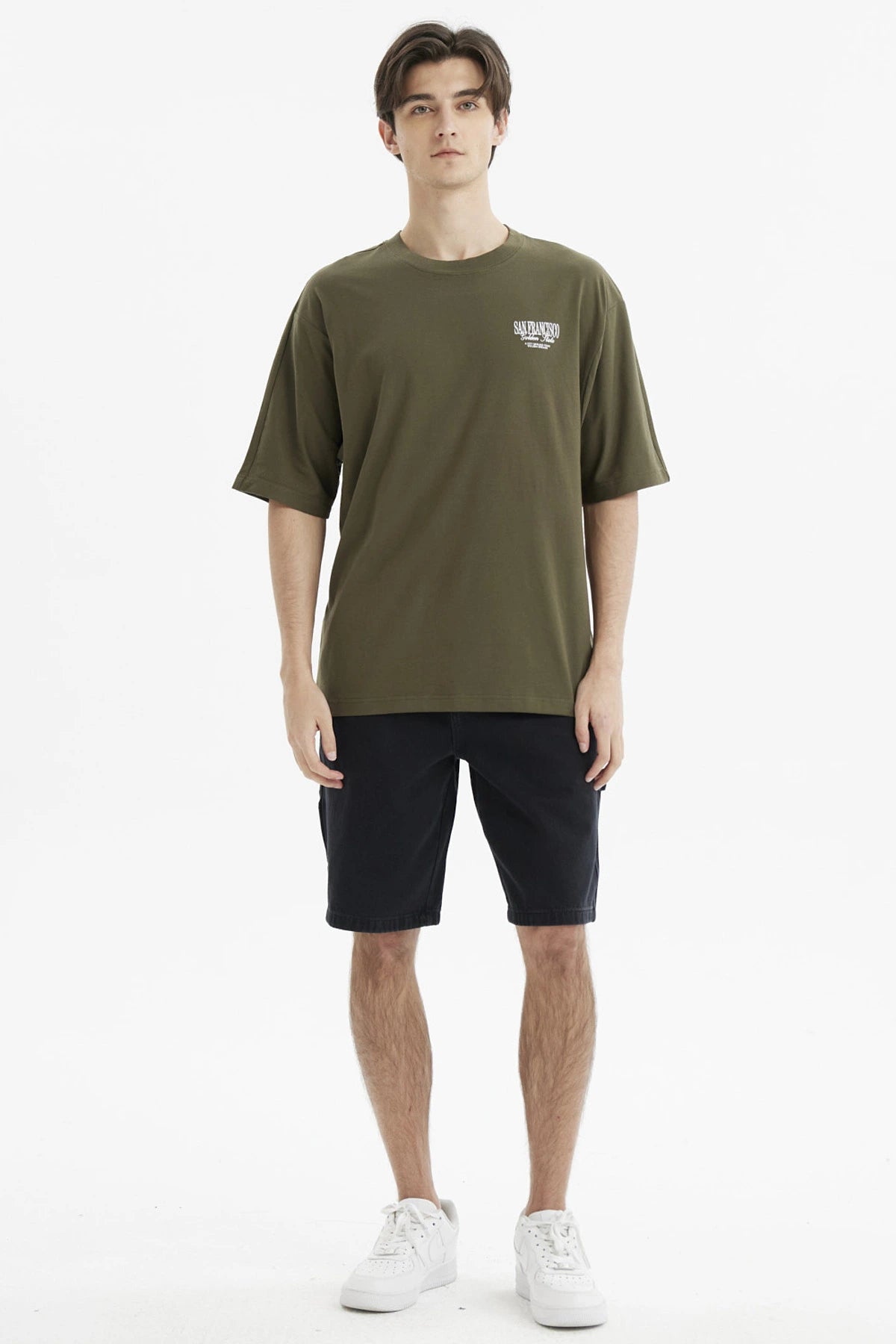 Polera slim verde militar para hombre con texto blanco San Francisco en el pecho estilo urbano y relajado
