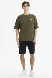 Polera slim verde militar para hombre con texto blanco San Francisco en el pecho estilo urbano y relajado