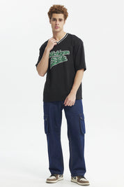 Polera negra slim para hombre con texto Michigan State en el pecho en verde y blanco estilo universitario