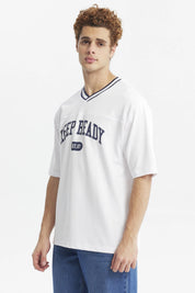 Polera slim blanca para hombre con texto KEEP READY EST 97 en el pecho estilo casual urbano y cuello en V con ribete negro
