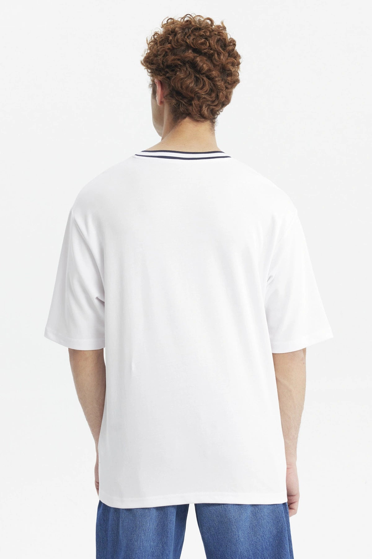 Polera slim blanca para hombre con texto KEEP READY EST 97 en el pecho estilo casual urbano y cuello en V con ribete negro