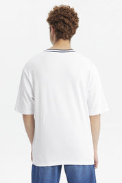 Polera slim blanca para hombre con texto KEEP READY EST 97 en el pecho estilo casual urbano y cuello en V con ribete negro