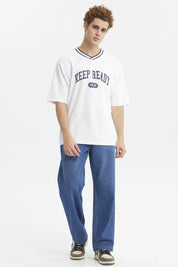Polera slim blanca para hombre con texto KEEP READY EST 97 en el pecho estilo casual urbano y cuello en V con ribete negro