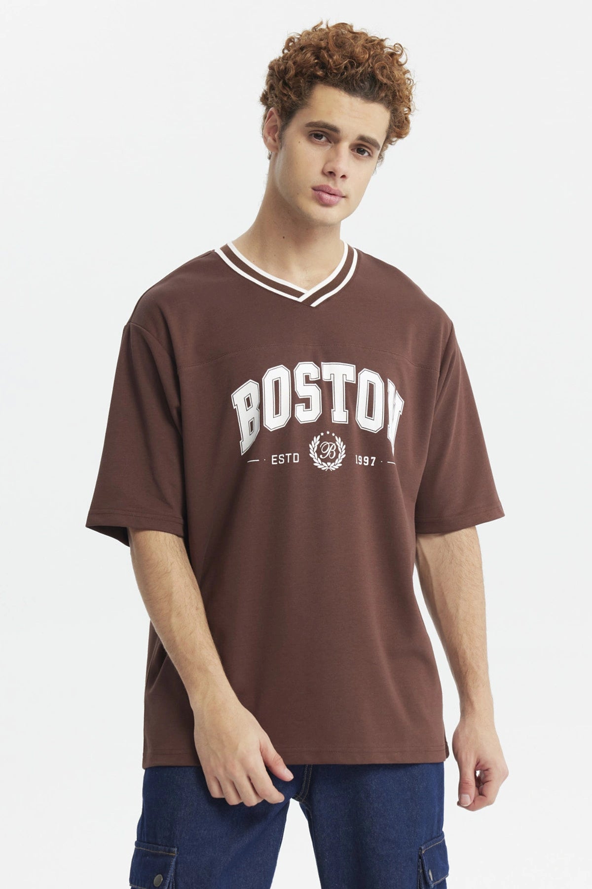 Polera slim chocolate para hombre con cuello en V blanco y texto Boston en el pecho estilo universitario