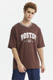Polera slim chocolate para hombre con cuello en V blanco y texto Boston en el pecho estilo universitario