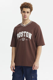 Polera slim chocolate para hombre con cuello en V blanco y texto Boston en el pecho estilo universitario