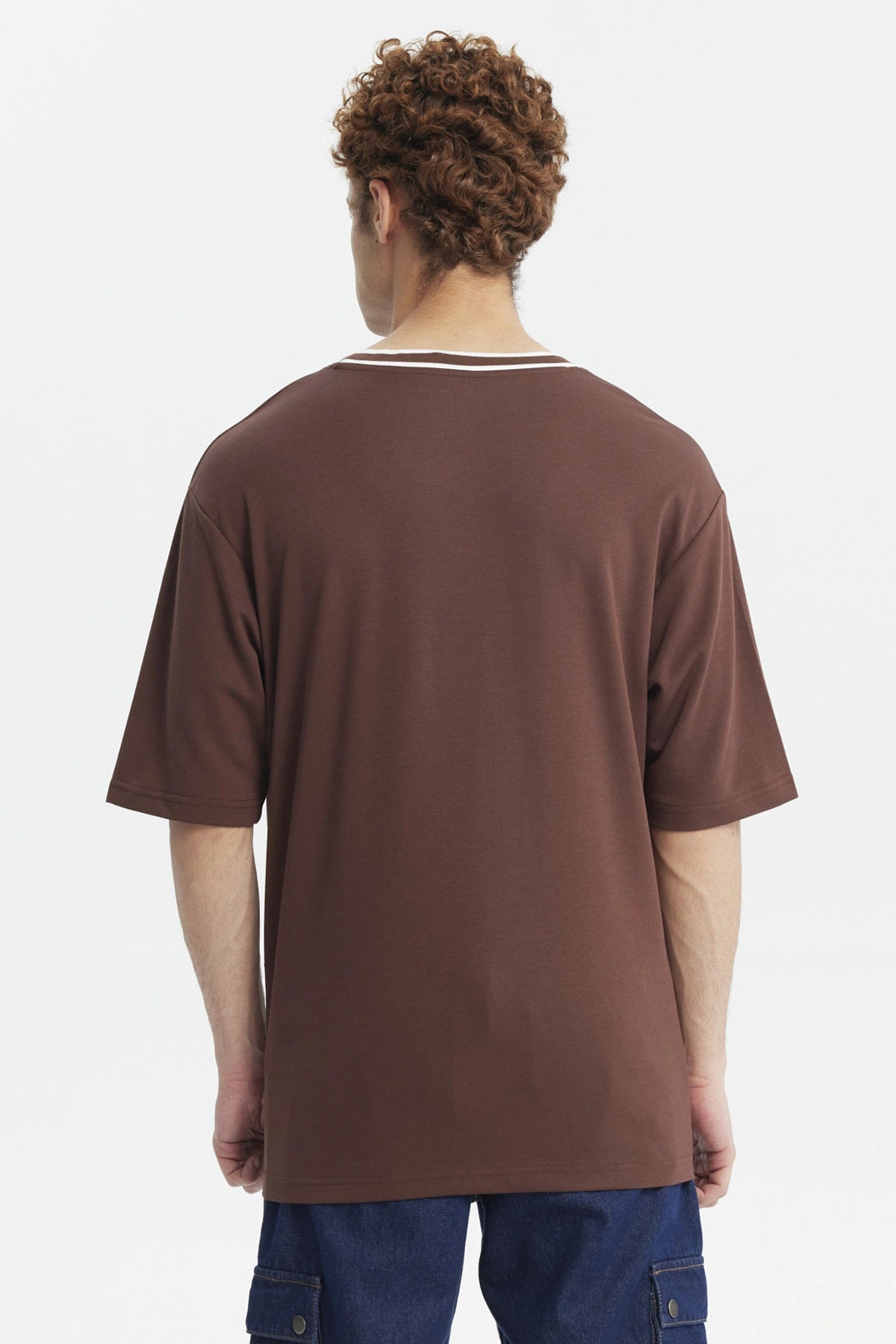 Polera slim chocolate para hombre con cuello en V blanco y texto Boston en el pecho estilo universitario