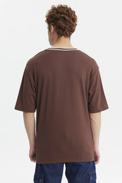Polera slim chocolate para hombre con cuello en V blanco y texto Boston en el pecho estilo universitario